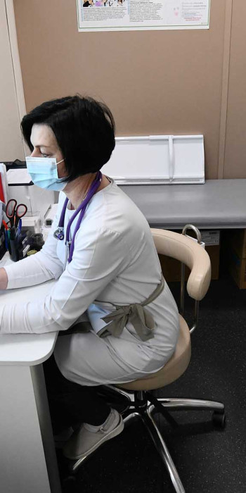 Медработник в передвижном комплексе