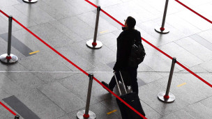  Мужчина с багажом