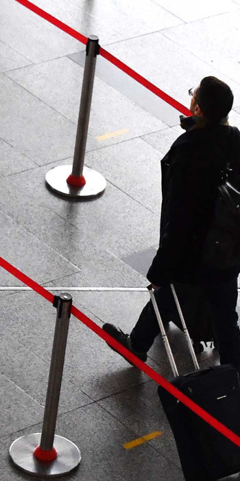  Мужчина с багажом