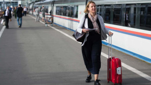 Женщина с багажом на перроне