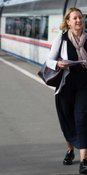 Женщина с багажом на перроне