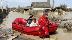 спасатели с лодкой во время паводка в дагестане