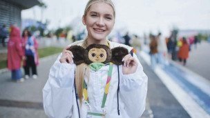 участница фестиваля молодежи с Чебурашкой в руках