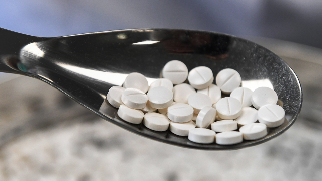 Витамины на мерной ложке 