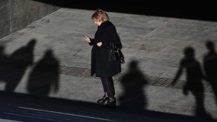 Женщина с телефоном