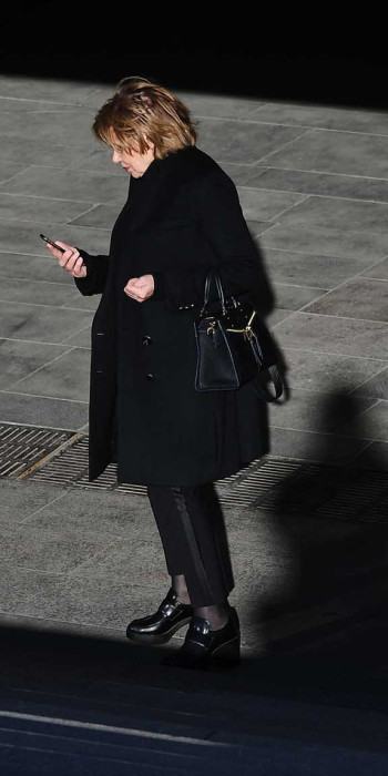 Женщина с телефоном