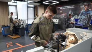 student-za-stankom-v-kolledzhe