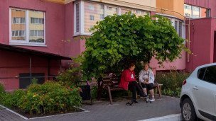 Женщины во дворе многоэтажного дома