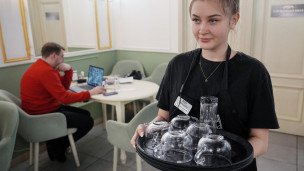Девушка официантка в кафе