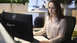 девушка за работой в офисе