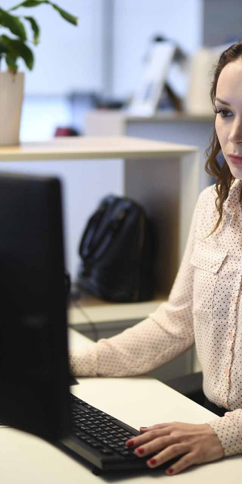 девушка за работой в офисе