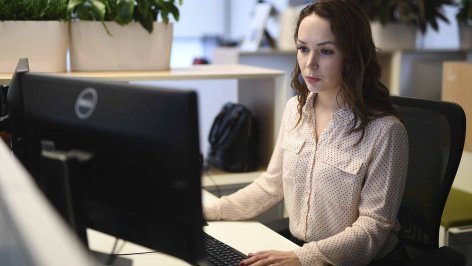 девушка за работой в офисе