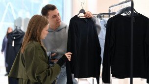 Посетители в магазине одежды