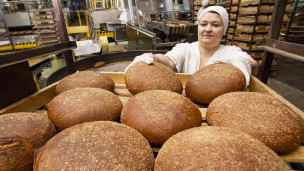 Работница на хлебобулочном заводе 