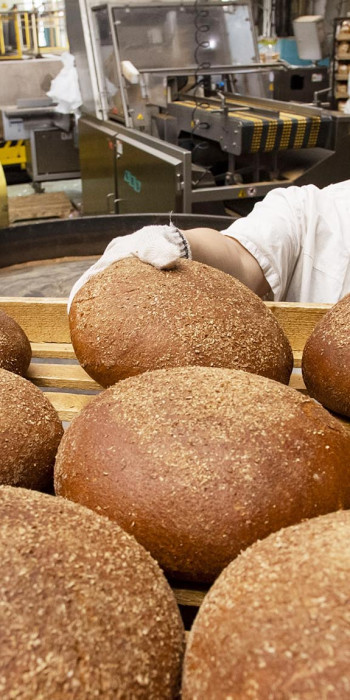 Работница на хлебобулочном заводе 