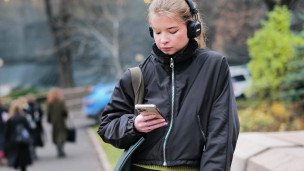 девушка со смартфоном в руках