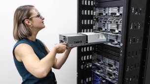 Сотрудница работает с сервером 