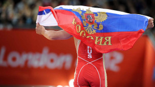 Спортсмен с российским флагом