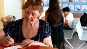 Женщина во время заполнения документов