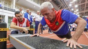 Пенсионер во время отжиманий 