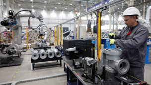 Рабочий на производстве роботов
