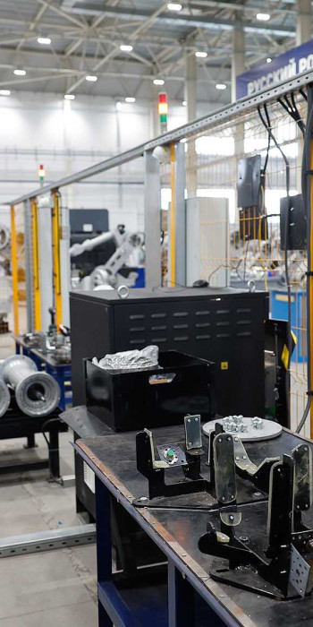 Рабочий на производстве роботов