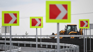 Трактор во время ремонта дороги