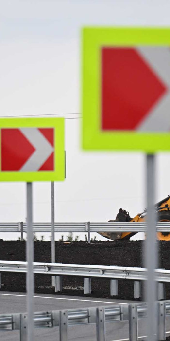 Трактор во время ремонта дороги