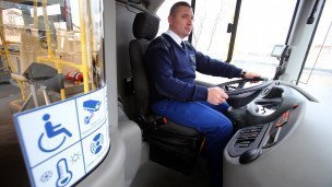 Водитель в кабине электробуса 