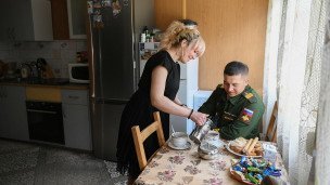 Военнослужащий с супругой в комнате 