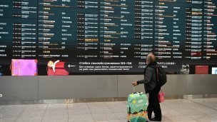 Пассажир в аэропорту смотрит на табло