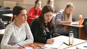 Studenty-na-lektsii-v -pedagogicheskom-gosudarstvennom-universitete