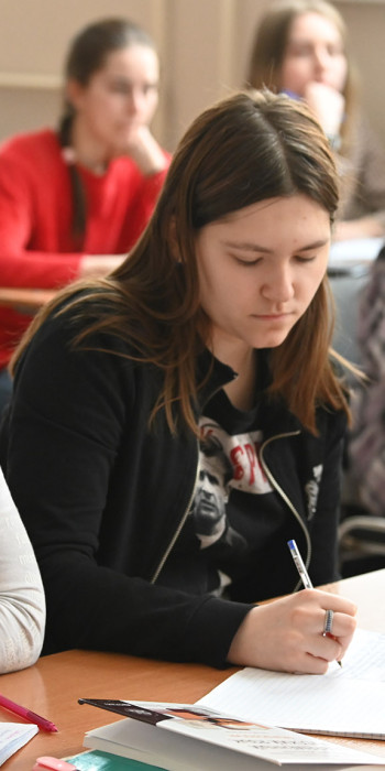 Studenty-na-lektsii-v -pedagogicheskom-gosudarstvennom-universitete