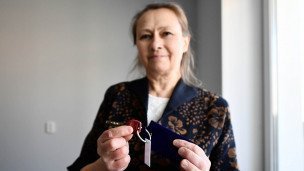 Женщина демонстрирует ключ от своей квартиры в новом ЖК