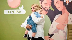 Женщина с ребенком на руках