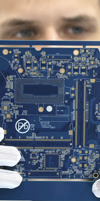 завод по производству многослойных материнских плат