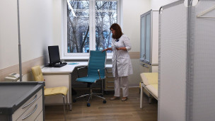 Медицинский работник в кабинете 