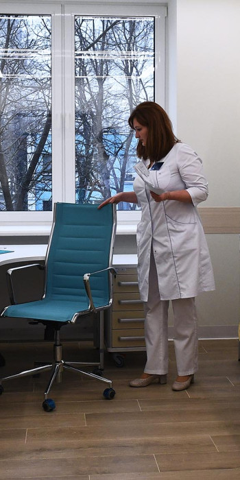 Медицинский работник в кабинете 