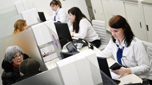 Специалист с посетителем в офисе