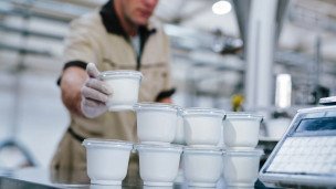 Сотрудник на производстве жидких смесей
