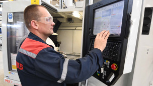 Рабочий на промышленном предприятии