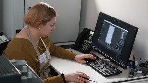 Сотрудница во время работы за компьютером