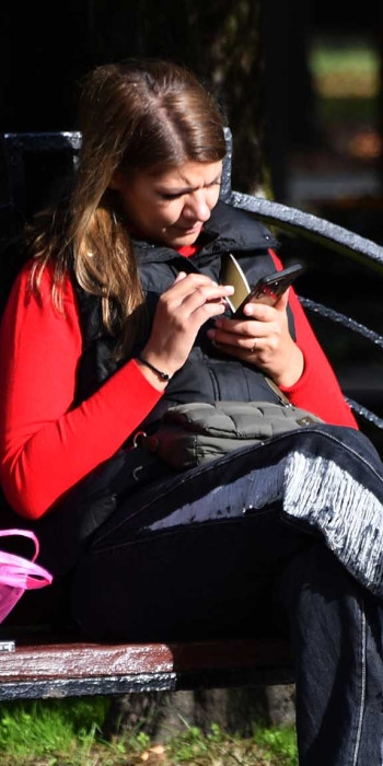 devushka-s-telefonom-na-skameike