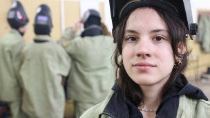  Студентка во время сварочных работ