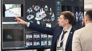 Cотрудник демонстрирует на экране работу корпорации развития