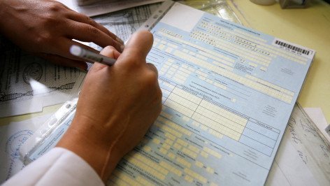 Врач заполняет больничный лист