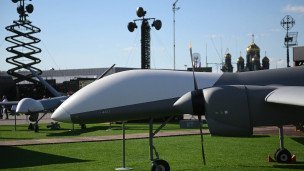 Российский ударный беспилотник на улице