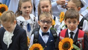 Первоклассники во время торжественной линейки