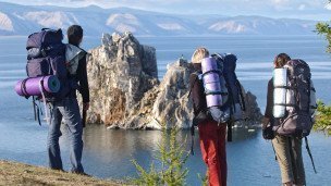 Туристы на острове Ольхон озера Байкал