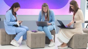 Сотрудники работают за ноутбуками